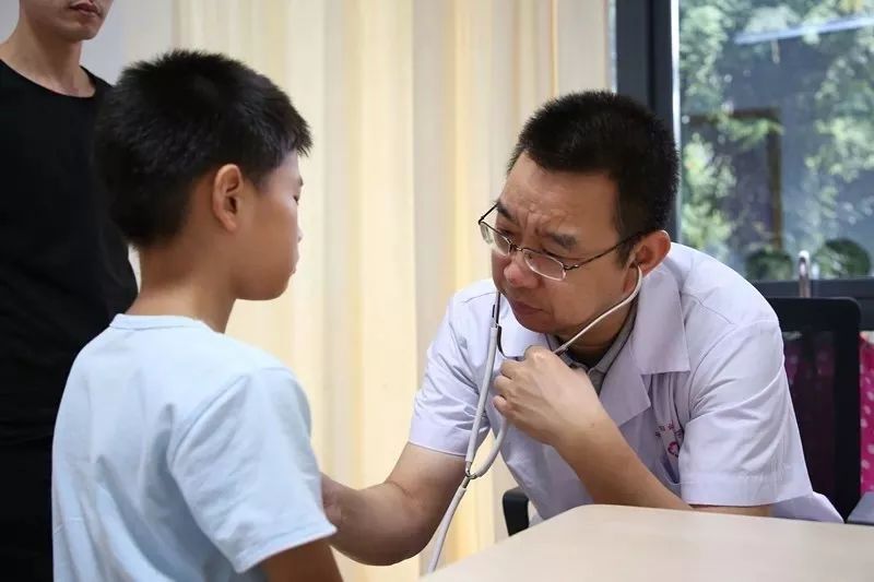 合肥儿童医院专家张功，医术精湛，关爱儿童健康成长的楷模