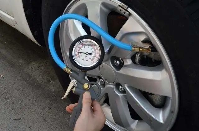 轮胎气压不足时还能开车吗？探讨轮胎气压的重要性及应对方法