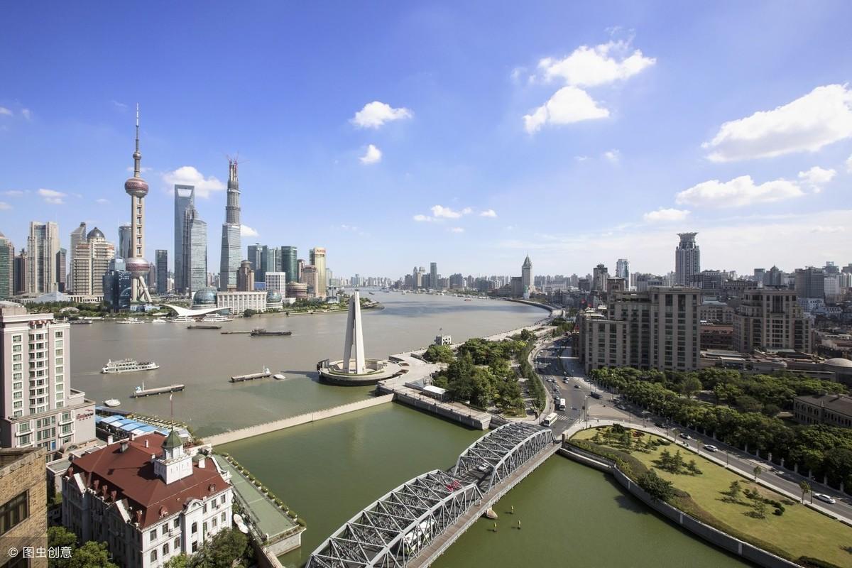 今年长江新造集装箱船，推动物流产业革新与区域经济发展