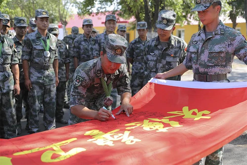 四级军士长的待遇，荣耀与责任并重