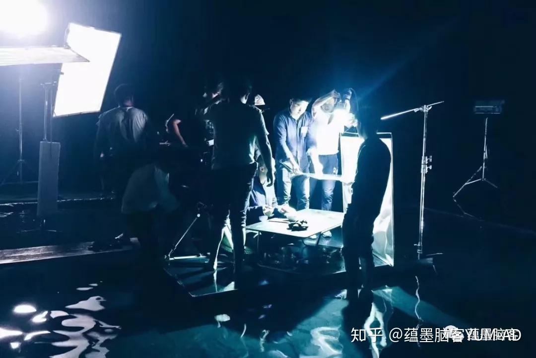 夜剧组，幕后英雄与光影传奇的缔造者