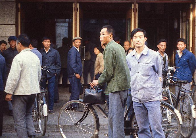 探索09伞兵靴，设计、功能及其在军事领域的重要性