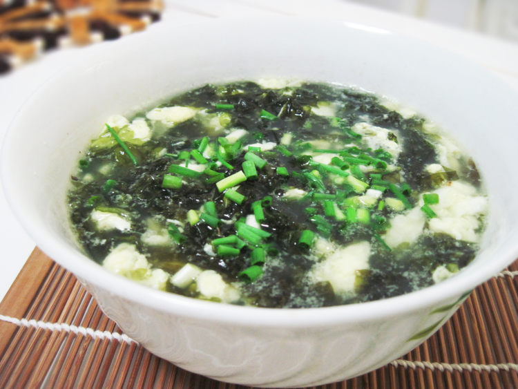 黄花菜紫菜蛋花汤，一道家常美味汤品的制作与赏析