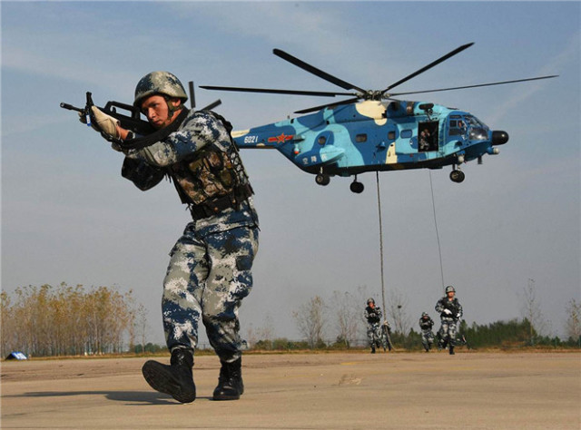 飞行员与伞兵装备服饰的差异，是否一样？