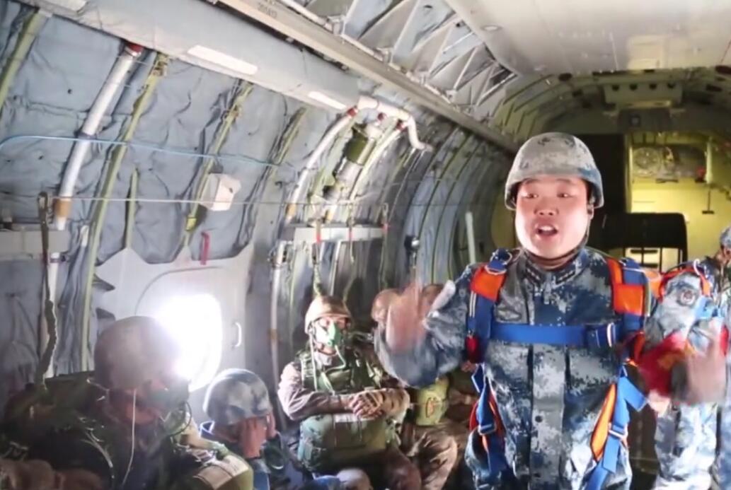伞兵武器背包，现代战争中的空中利器