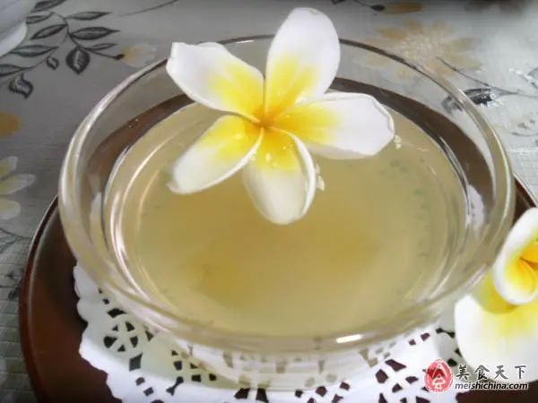 鸡蛋花凉茶，一种独特的清凉饮品