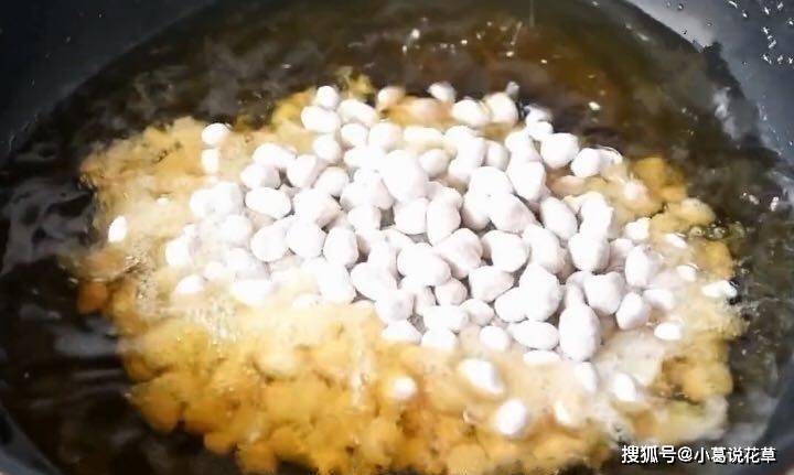 炸鸡蛋花生米，一道家常美食的完美融合