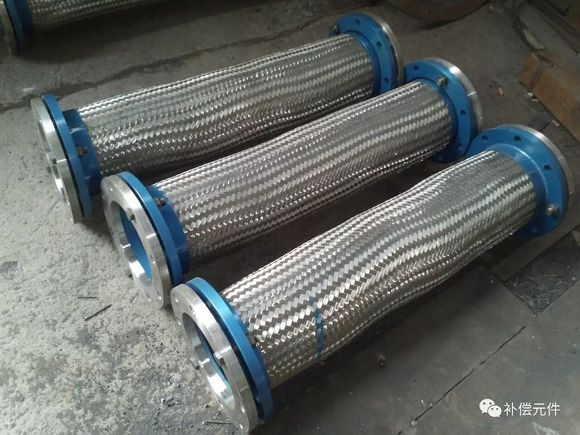 三通金属软管，应用、特性及其重要性