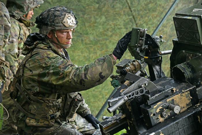 美国陆军伞兵单兵装备研究