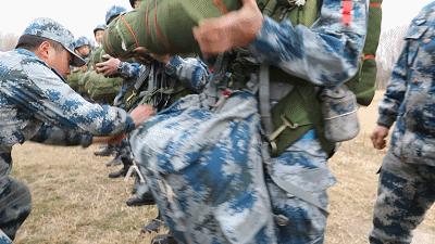 伞兵跳伞多久打开伞，探究跳伞过程中的关键因素