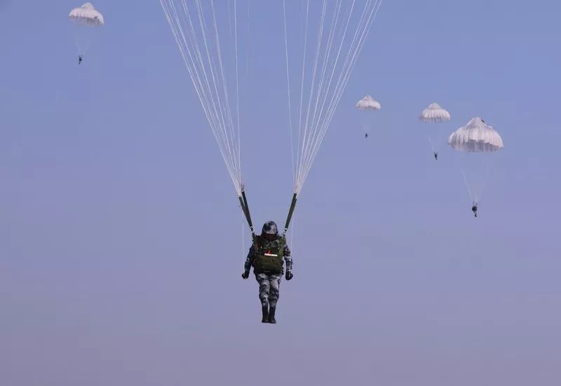 伞兵训练营，塑造空降精英的摇篮