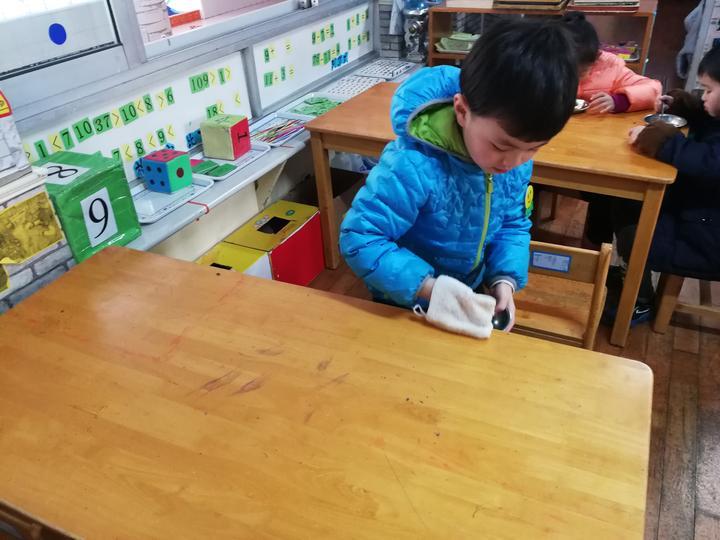 大班美术活动，美丽的杯子